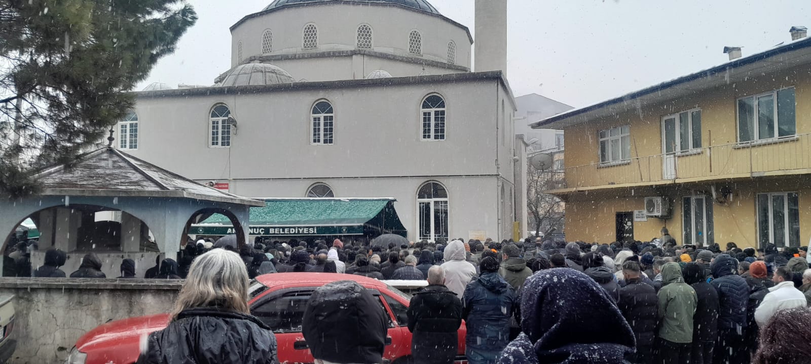 Ödemiş'te yanmış araçta ölü bulunan müteahhit Artvin'de toprağa verildi