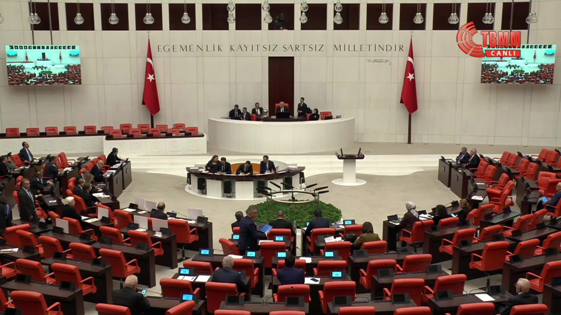 TBMM Genel Kurulu'nda Mardin Nusaybin sınırında bayrak indirme girişimi... Celal Adan: Bu indirme iradesi Türk milletinin birliğine, beraberliğine kastetmek isteyenlerin bir provokasyonudur