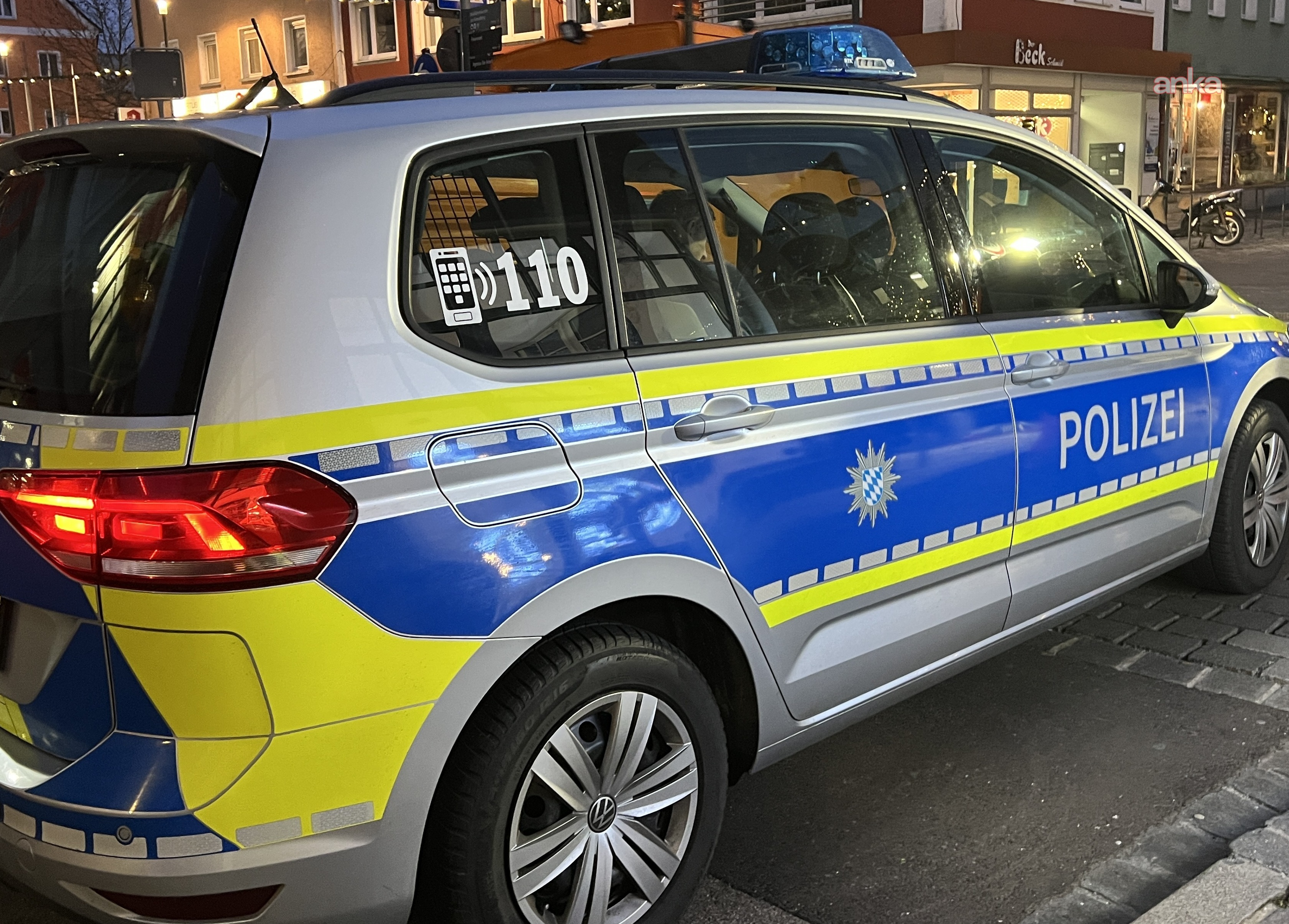 Berlin’de Türkiye Büyükelçiliği’ne saldırı: Bir grup tarafından duvarlar boyandı, sloganlar yazıldı, iki kişi gözaltında