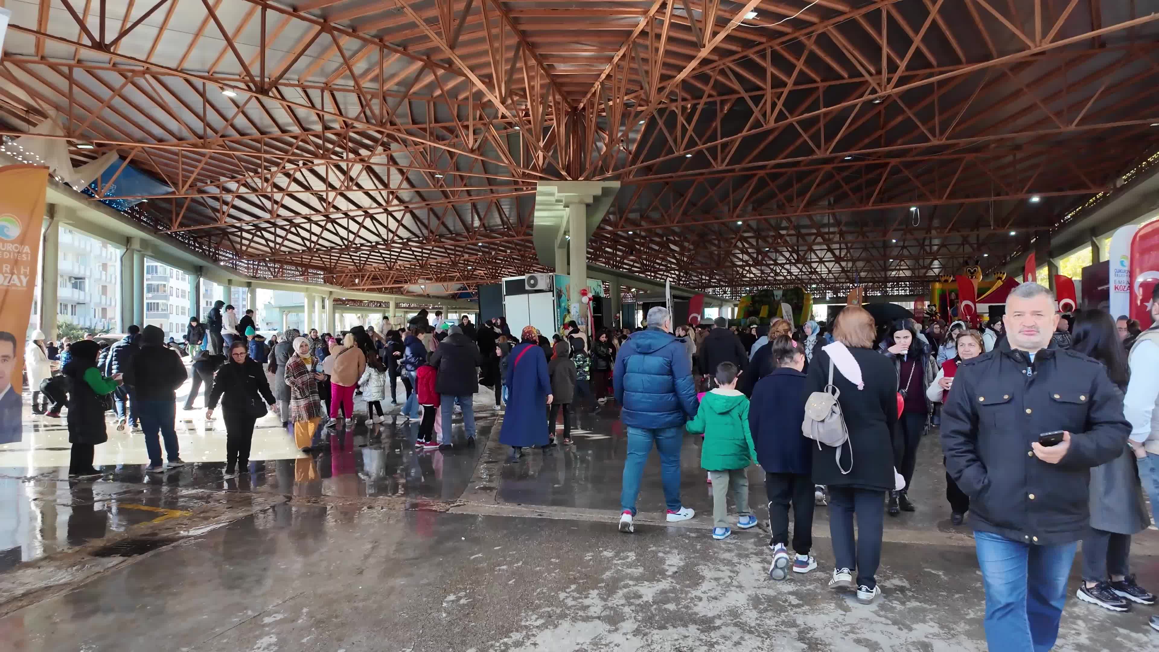 Çukurova Belediye Başkanı Kozay, Toroslar'dan çocuklar için kar getirtti