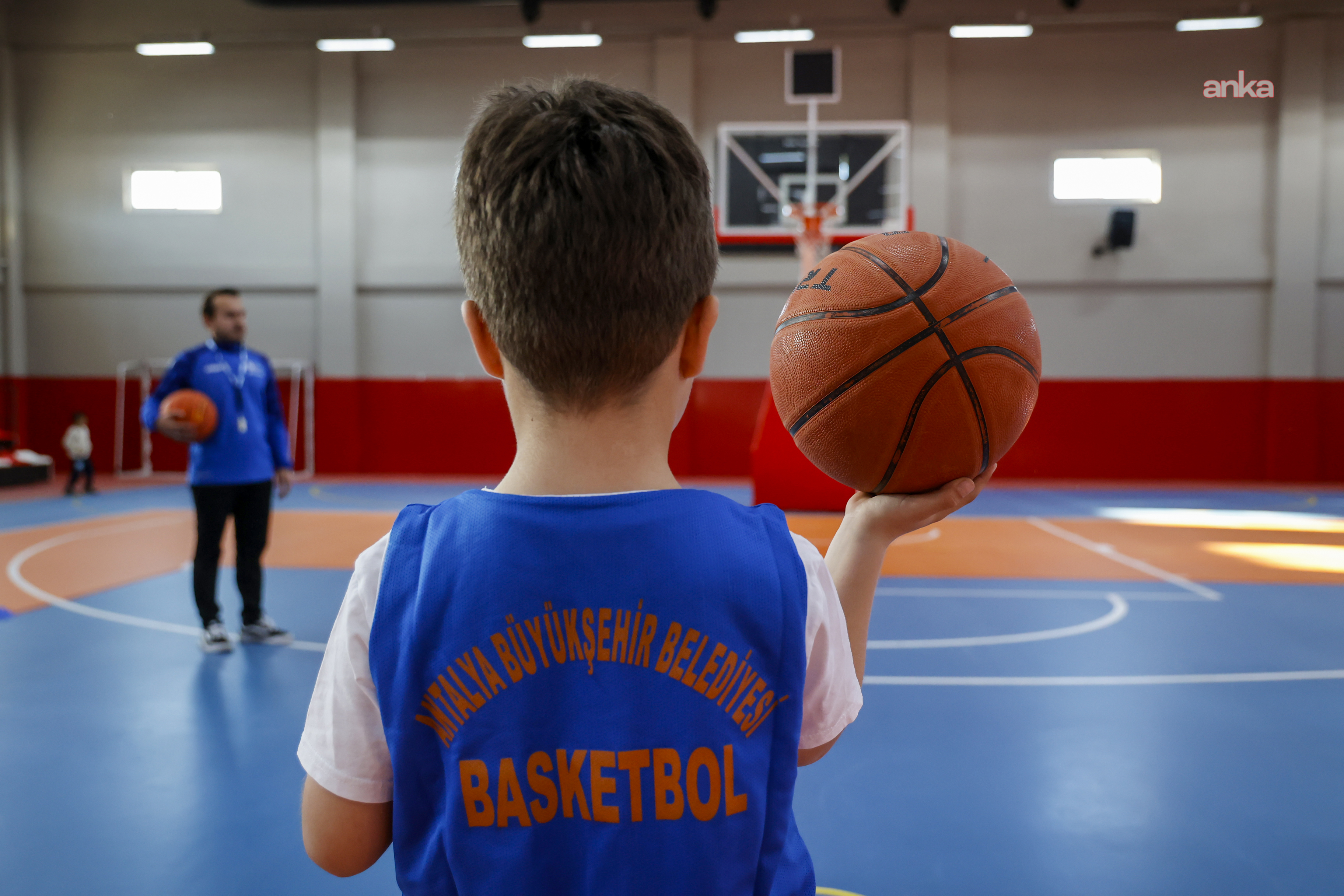Kaş Ova Spor Salonu, çocukların ortak buluşma noktası oldu