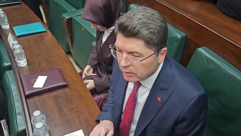 Sınır hattındaki bayrak indirme olayında 14 kişiye gözaltı... Bakan Tunç: "Bayrak indirenin tespiti ile ilgili çalışmalar devam ediyor"