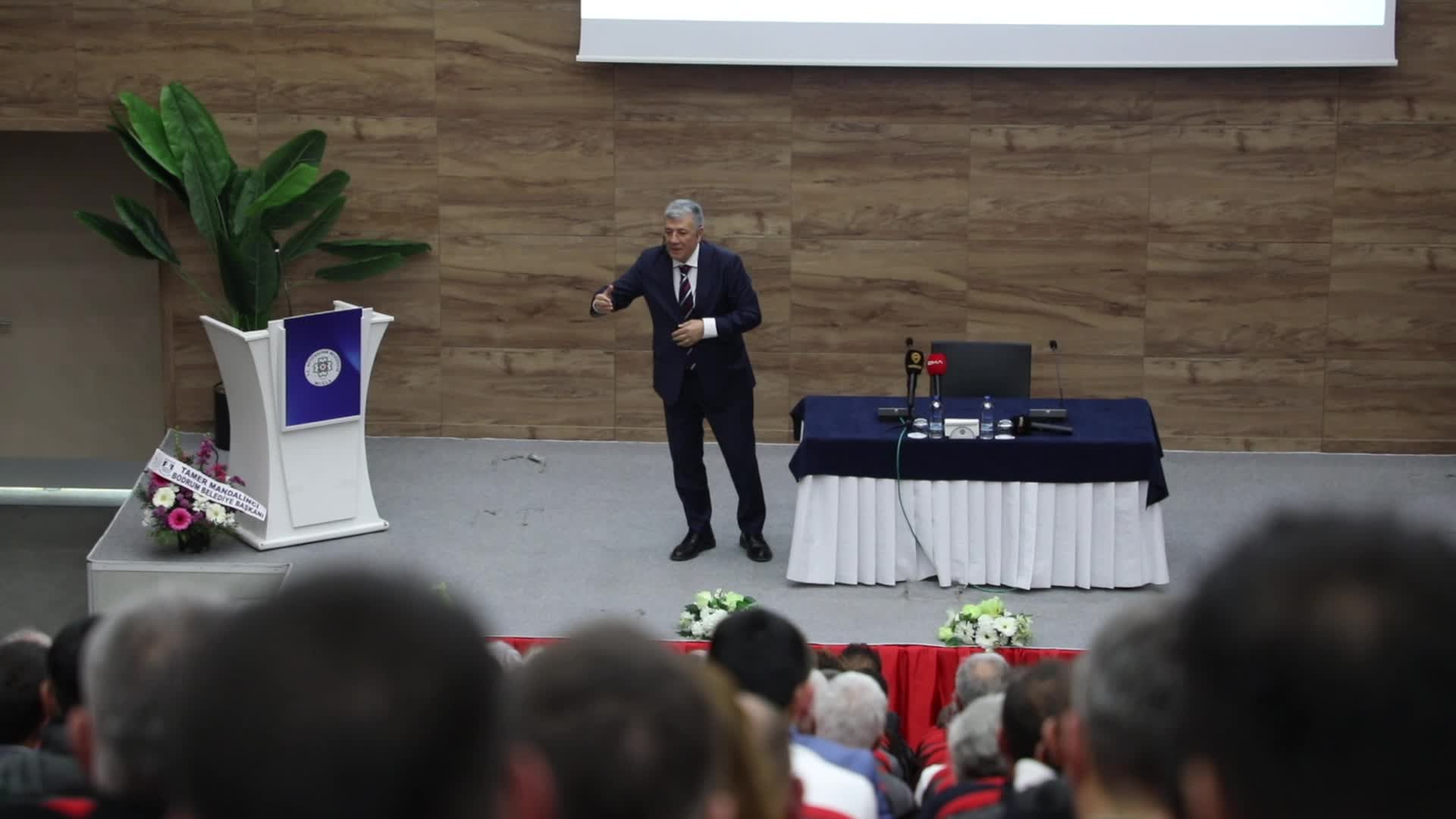 Muğla’da gazeteci yazar Mustafa Balbay, okurlarıyla buluştu