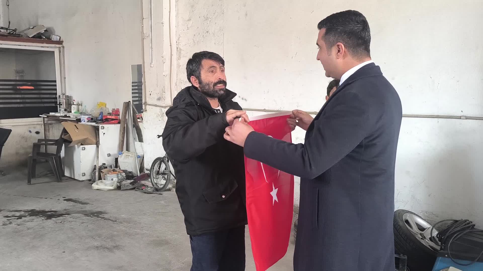 Türk bayrağına saldırıya tepki amaçlı Kadirli'de bayrak dağıtıldı