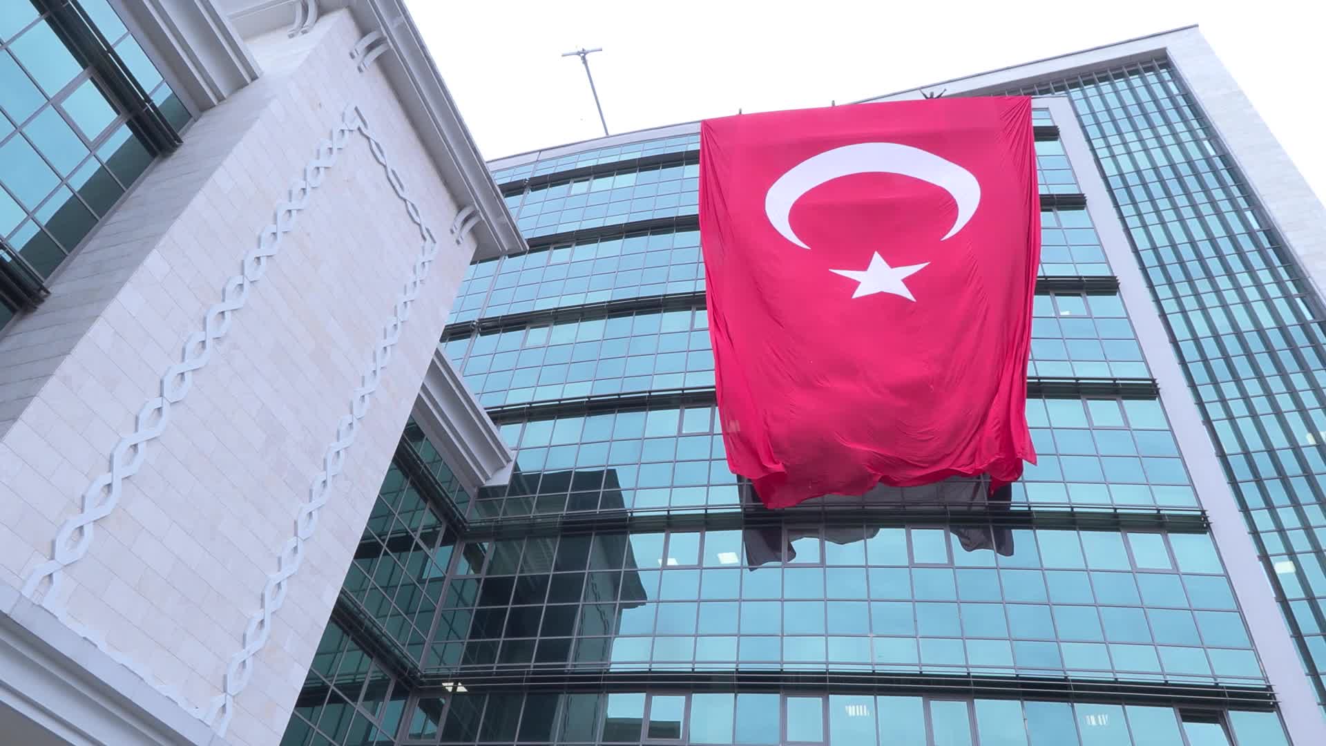 Bursa Büyükşehir Belediyesi, kenti Türk bayraklarıyla donattı