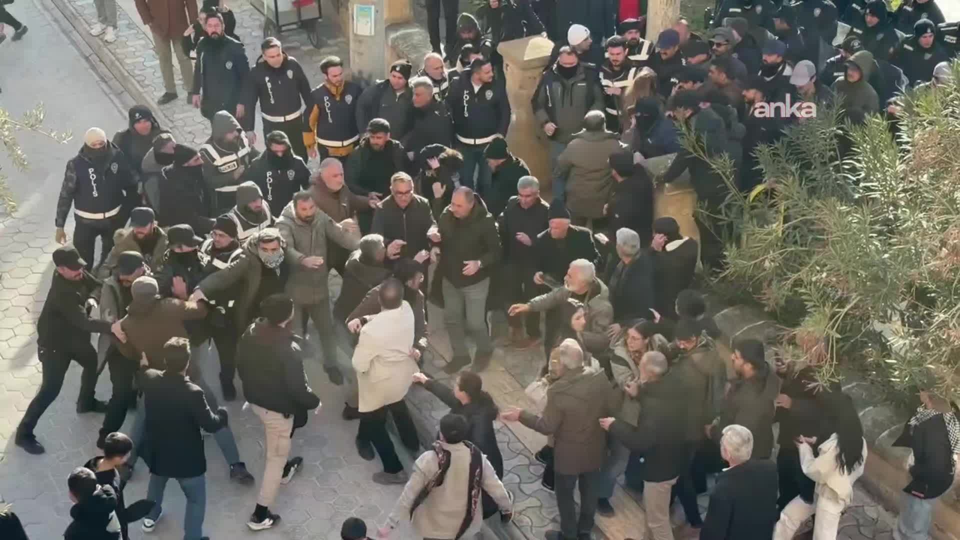Nusaybin’de gerginlik… Oturma eylemi yapmak isteyen gruba polisten müdahale, çok sayıda kişi gözaltına alındı