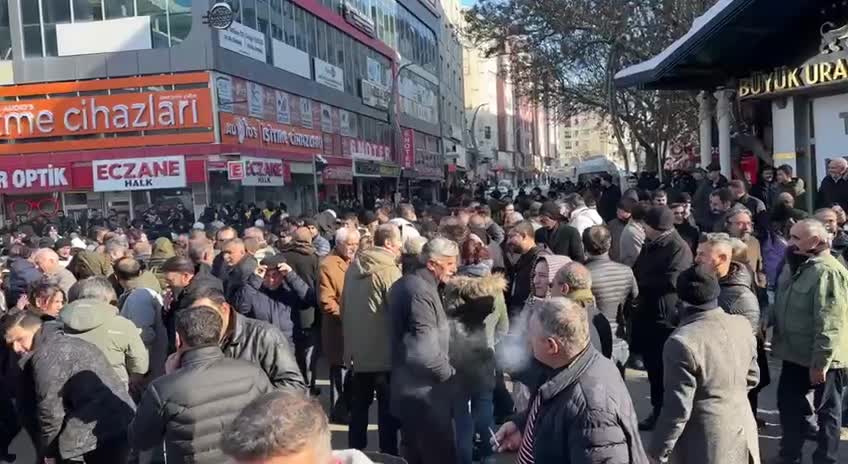 Suriye'deki gelişmeler Van'da protesto edildi, DEM Partili Gülderen Varlı: Kürt halkına kıyımı reva görenler bilsin ki bizler asla yalnız değiliz