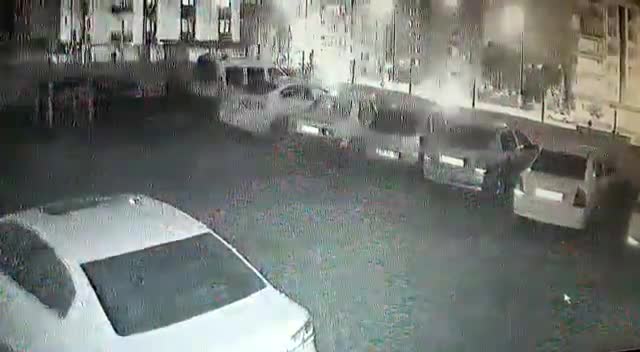 ŞANLIURFA’DA GECE YARISI YAŞANAN BİNA OTOPARKINDAKİ TOPRAK KAYMASINDA 6 ARAÇ DEVRİLDİ