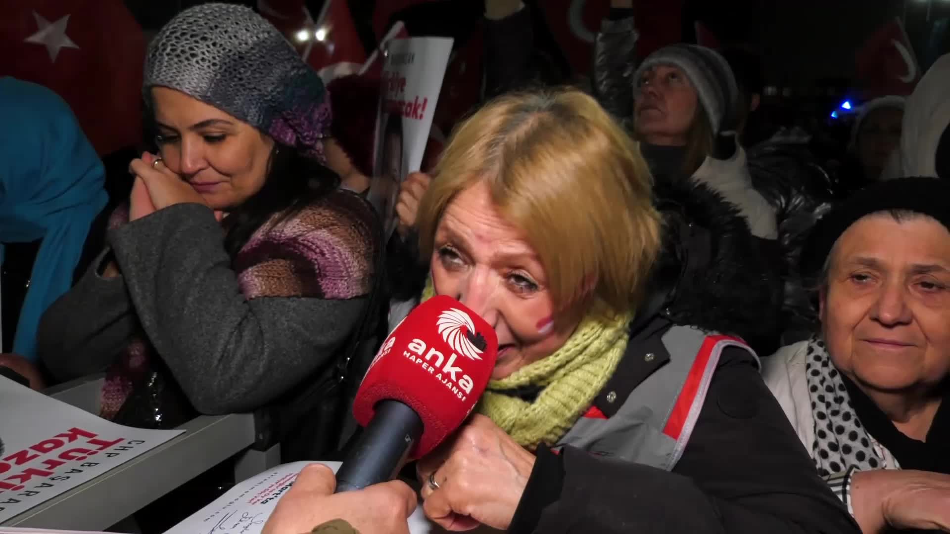 CHP'nin Çekmeköy mitinginde yurttaşlardan Bahçeli'ye 'emekli maaşı' tepkisi: Biz onun taşın altına vücudunu koymasını değil, sadece Meclis'te elini kaldırmasını istiyoruz