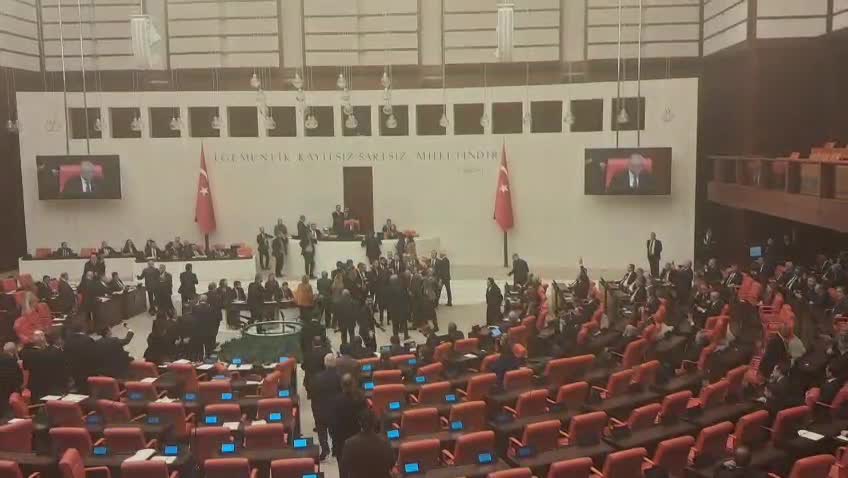 TBMM Genel Kurulu'nda "yoklama krizi": CHP ve İYİ Parti milletvekilleri kürsüye yürüdü