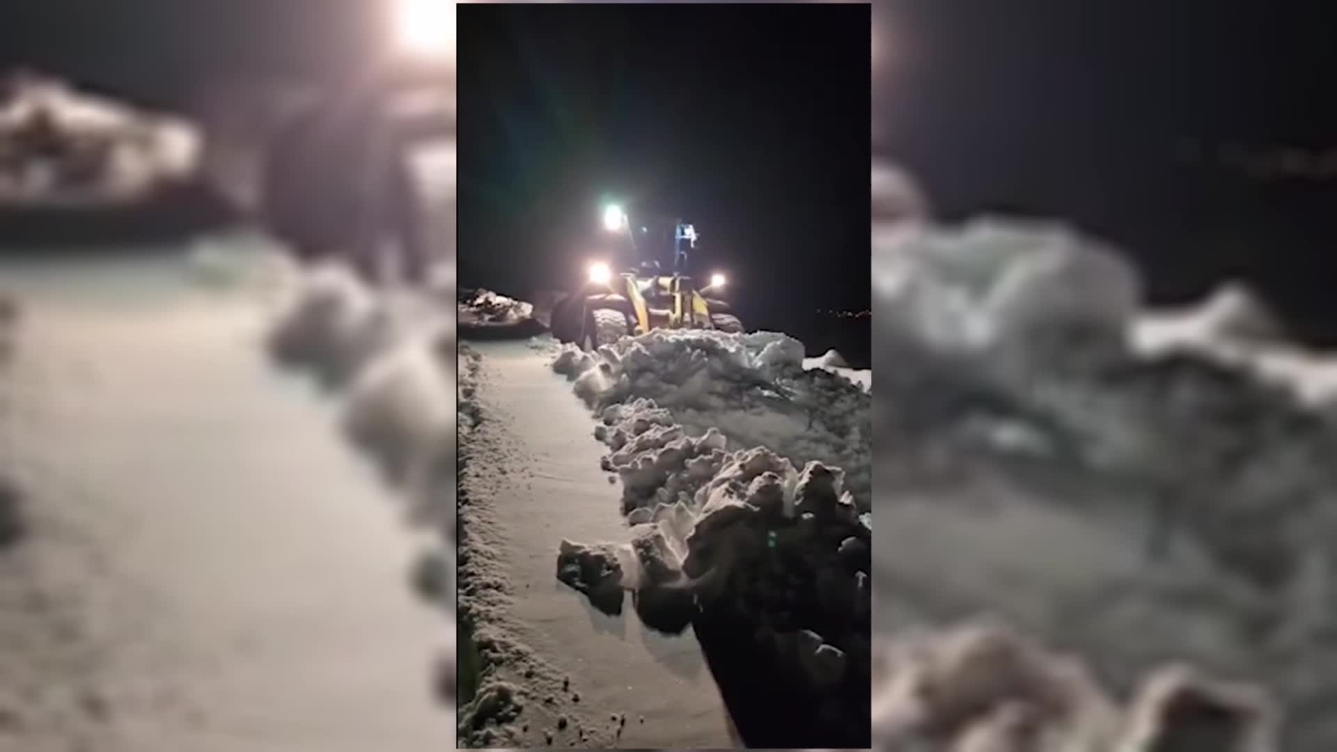 Van'da karla mücadele sürüyor... Belediye ekipleri hasta yurttaşlar için kapanan yolları açtı