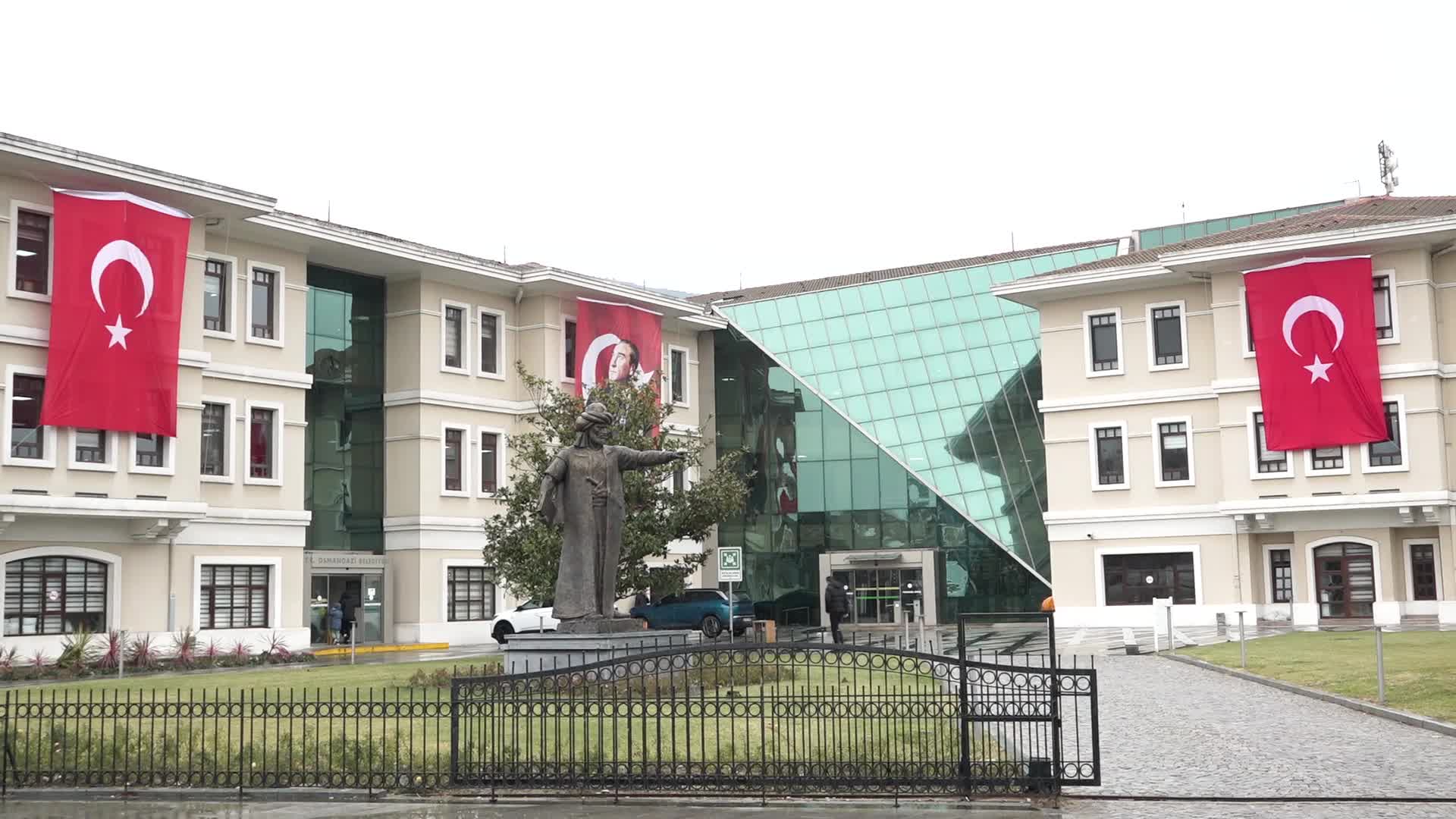Osmangazi Belediyesi, belediye hizmet binalarını Türk bayraklarıyla donattı