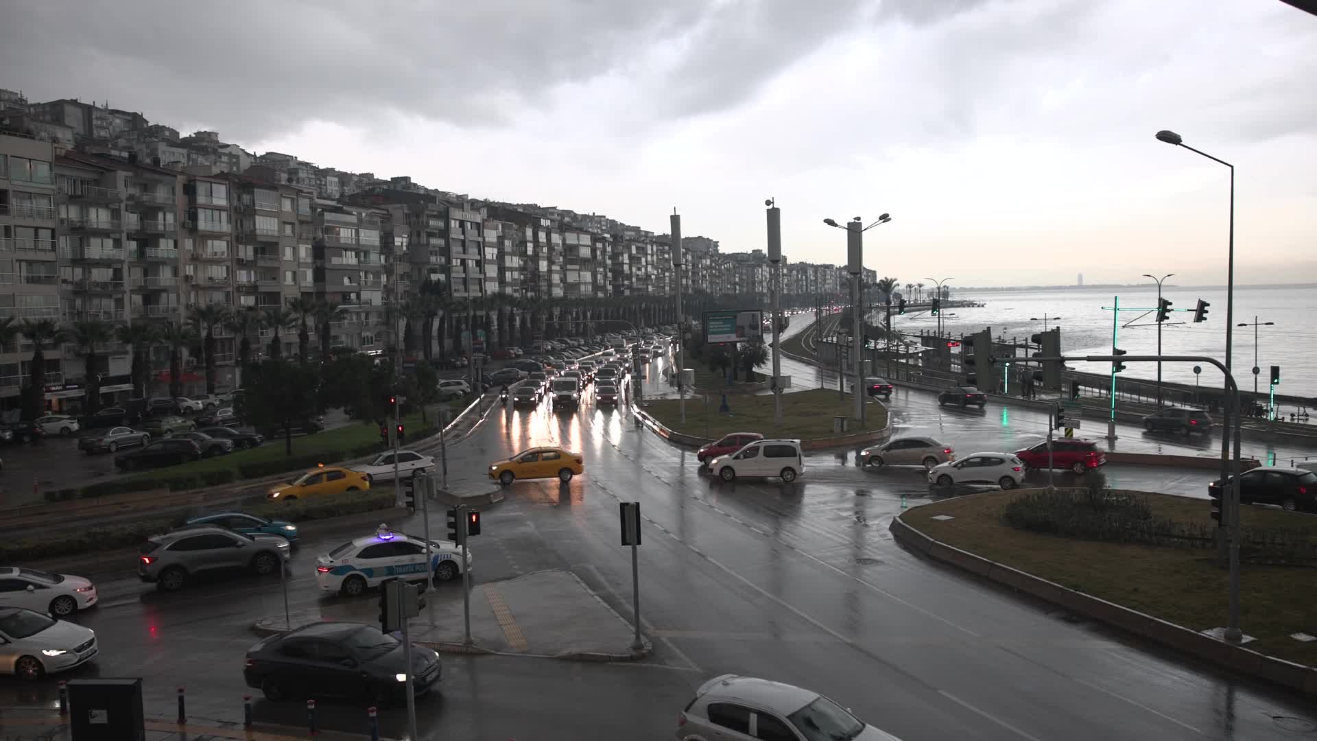 İzmir Büyükşehir Belediyesi ekipleri sağanak nedeniyle seferber oldu