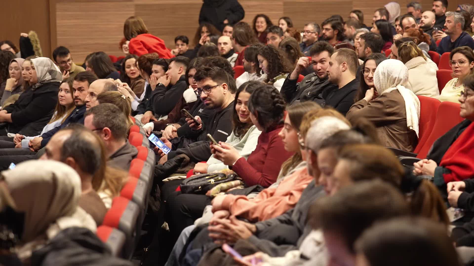 “Şiddetli Geçimsizlik” oyunu, dünya prömiyerini Manisa’da yaptı