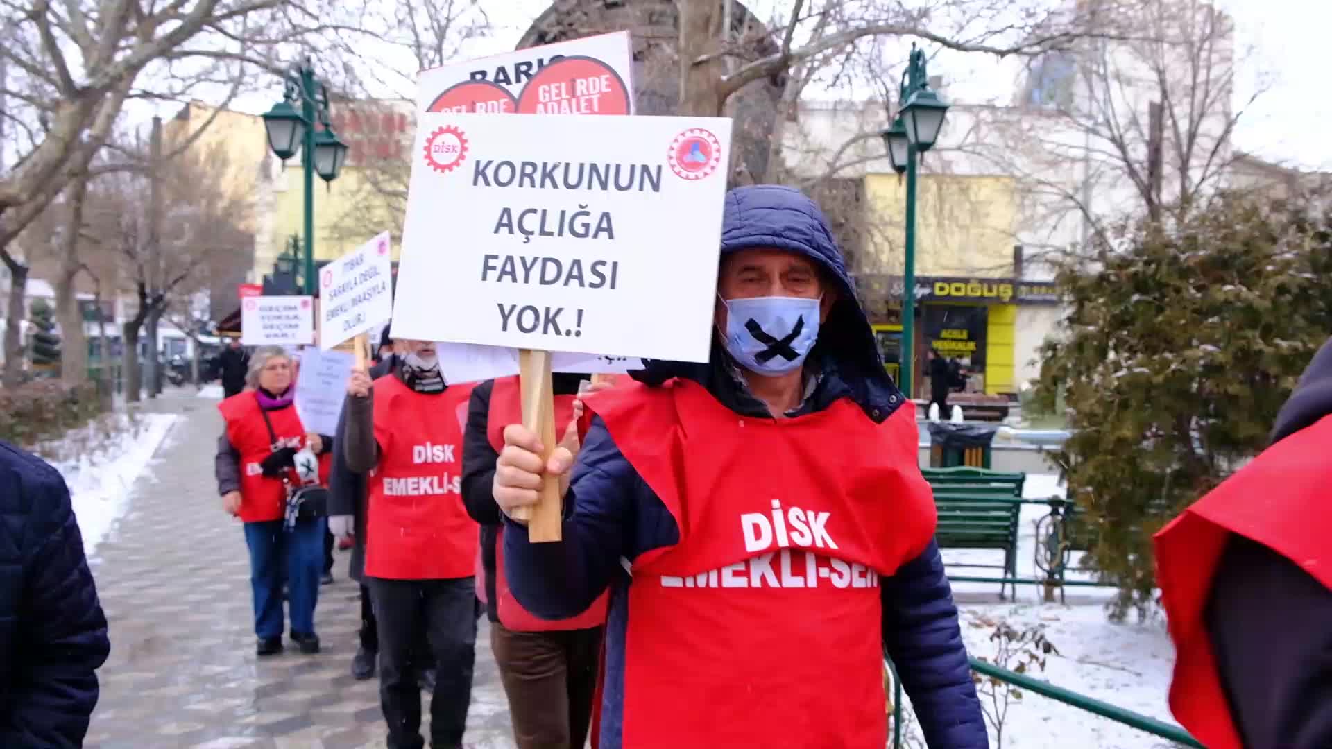 Eskişehir’de emeklilerden tramvayda sessiz protesto