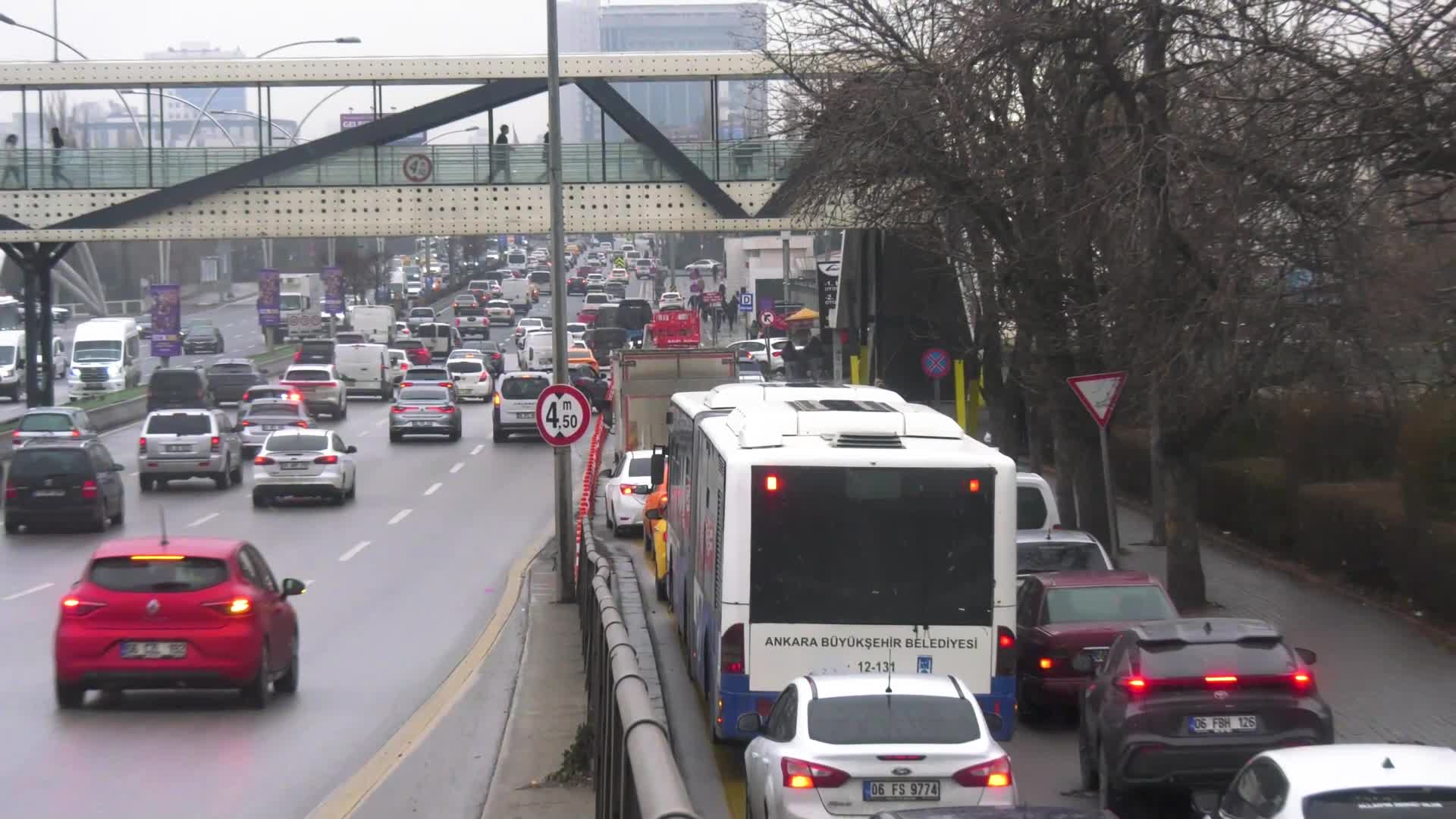 Ankara Büyükşehir Belediyesi, AVM önlerinde oluşan trafik sorununu için sahada: ANKAmall AVM’nin önünde çalışmalar başladı