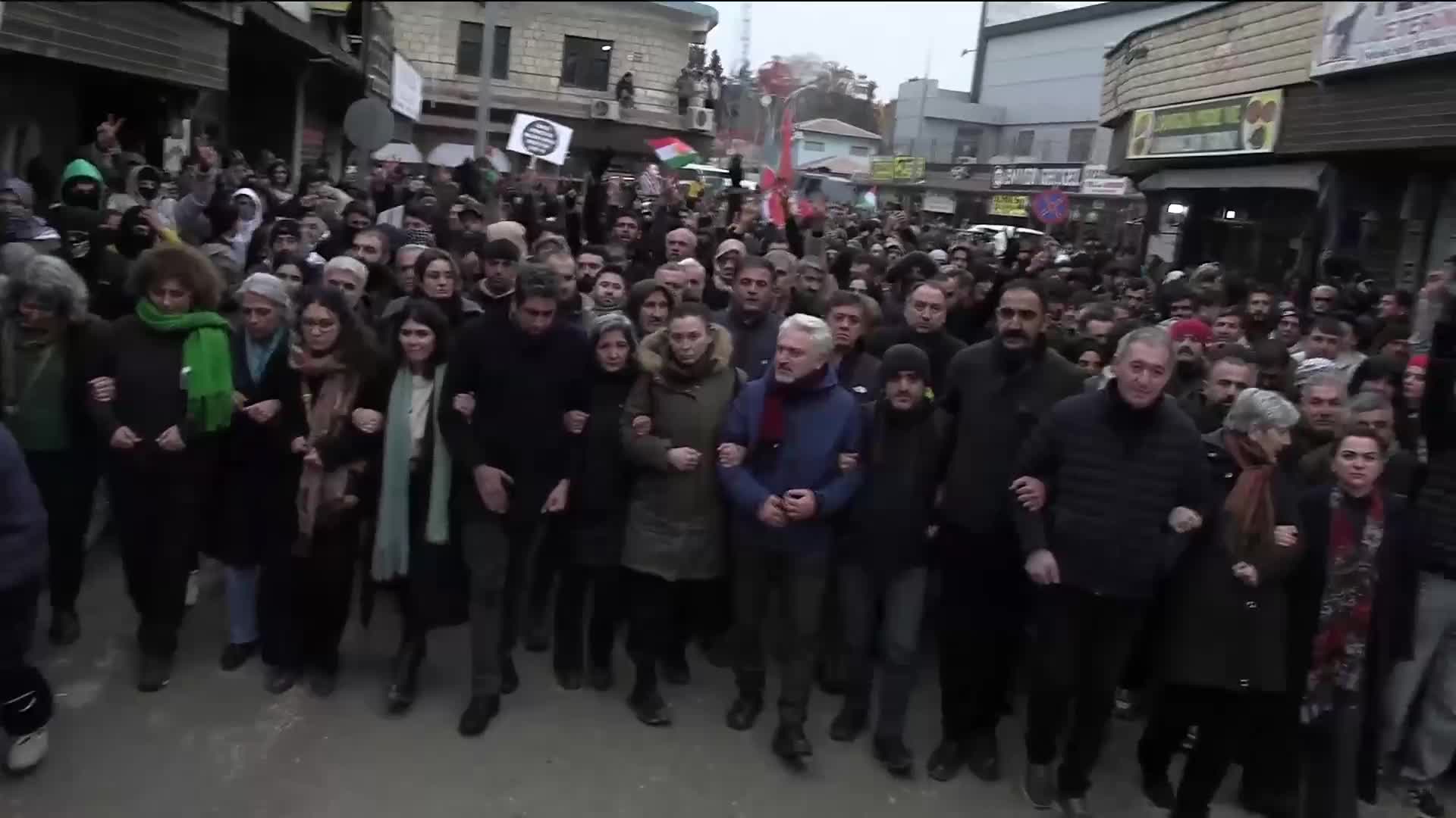 DEM Parti Eş Genel Başkanı Bakırhan’ın da katıldığı Suruç'taki yürüyüşe polis müdahale etti