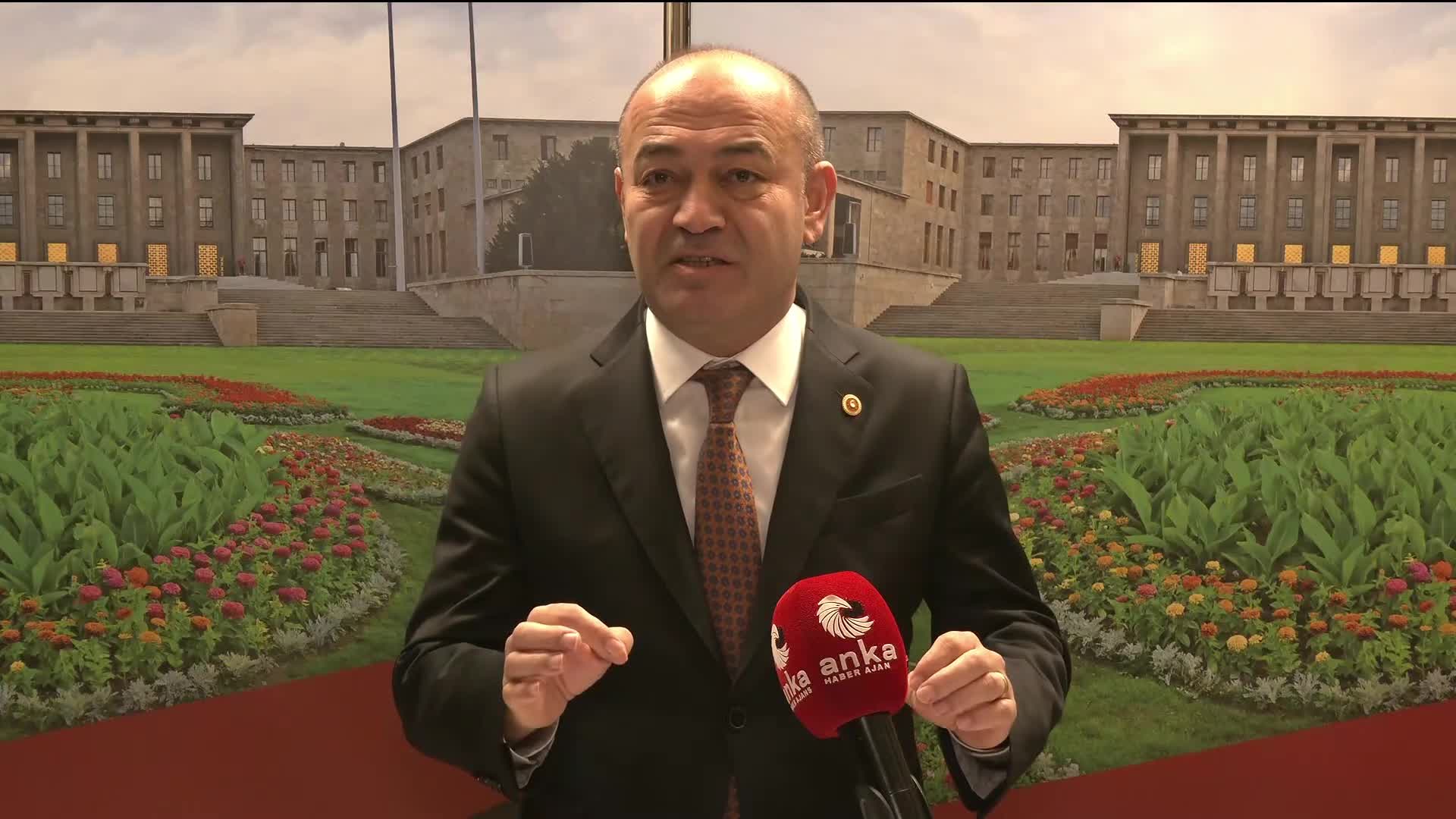 Özgür Karabat: “Dün gece Meclis'te bir skandal yaşandı. Kamuyla iş yapan yandaş firmaların 70 milyar liralık borçları affedildi”