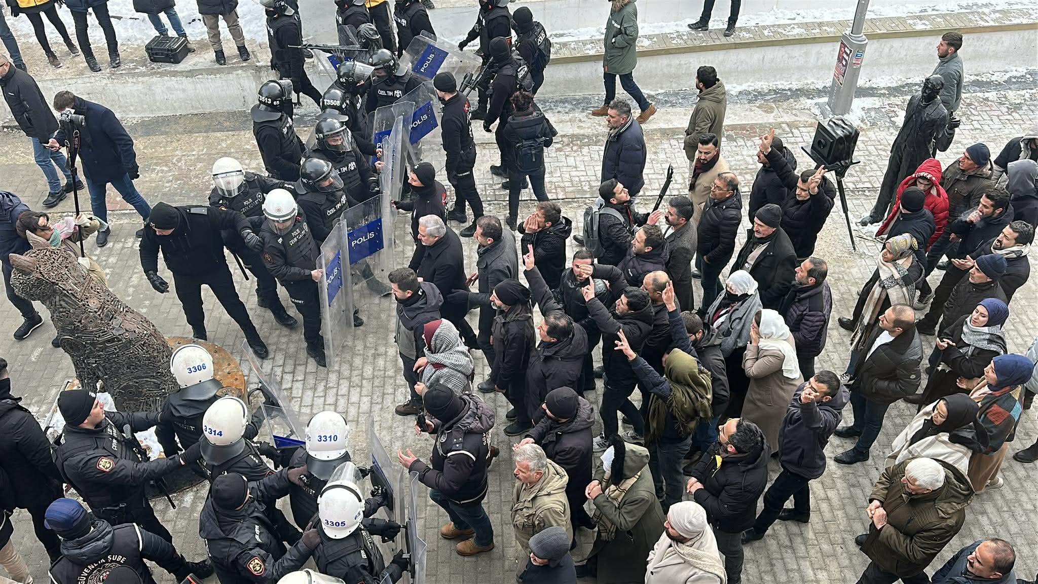 Van'daki Suriye protestolarının 4. gününde 2 kişi gözaltına alındı