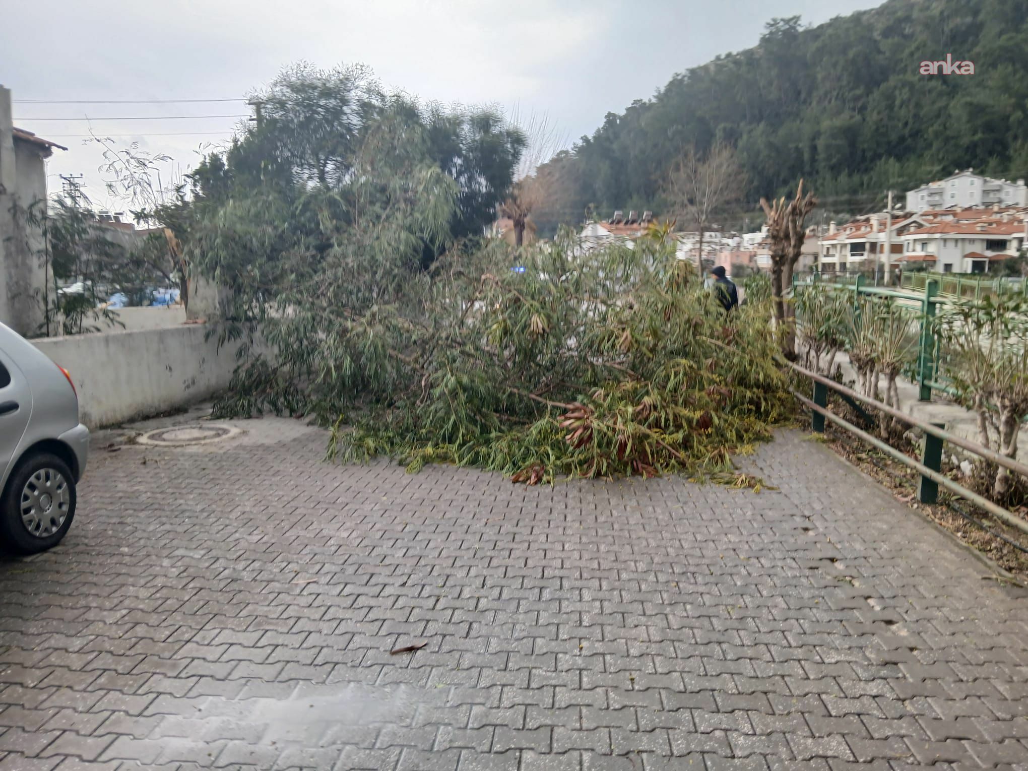 Marmaris Belediyesi ekipleri, fırtına ve sağanağa karşı sahada mesai yaptı