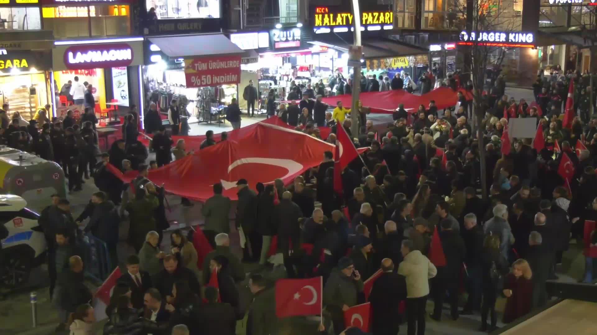 İYİ Parti'den 'Bayrak Yürüyüşü': Türk bayrağına yönelen her türlü saygısızlık karşısında, hukukun ve demokrasinin sınırları içinde kalmak kaydıyla, bayrağımız için siper olmaya hazır olduğumuzu kararlılıkla ilan ediyoruz