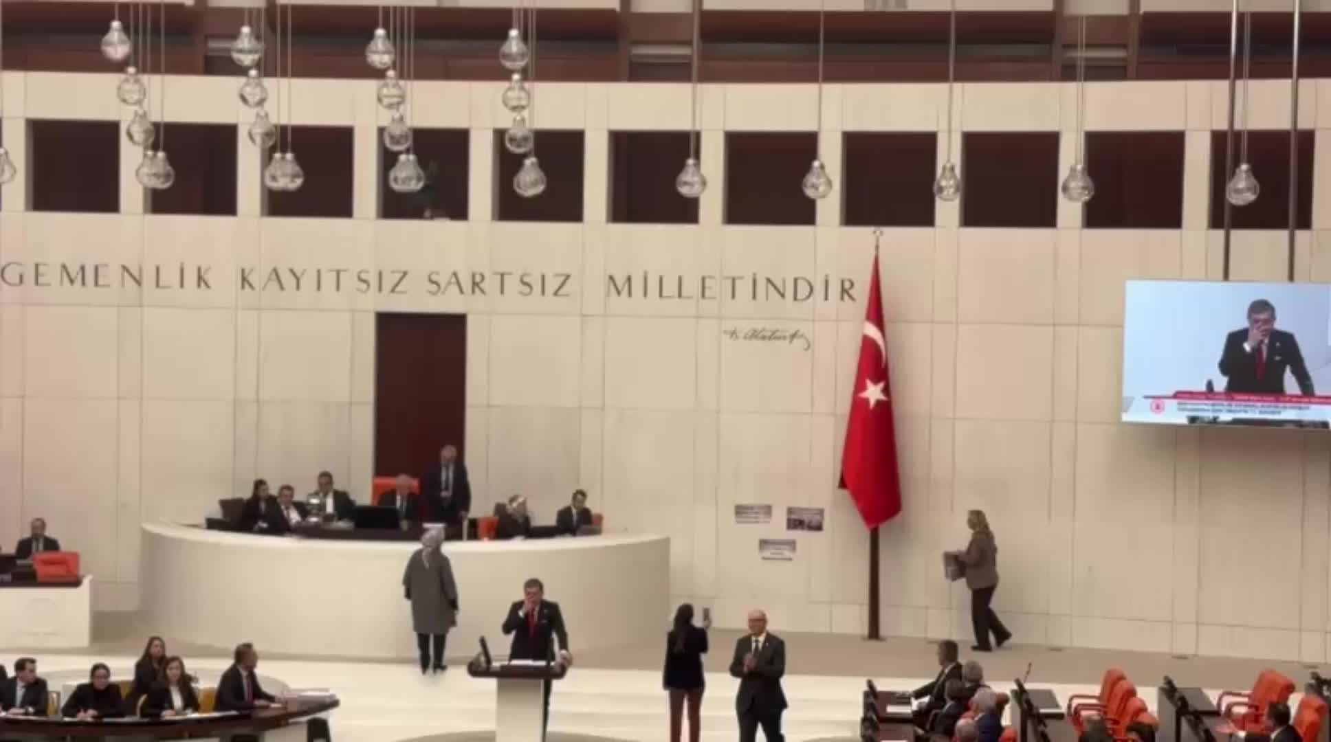 CHP'liler TBMM Genel Kurulu duvarlarına "Emekli 1000 lira sadaka istemiyor" dövizinin fotoğrafını astı, AK Partili Ceyda Bölünmez Çankırı kaldırdı