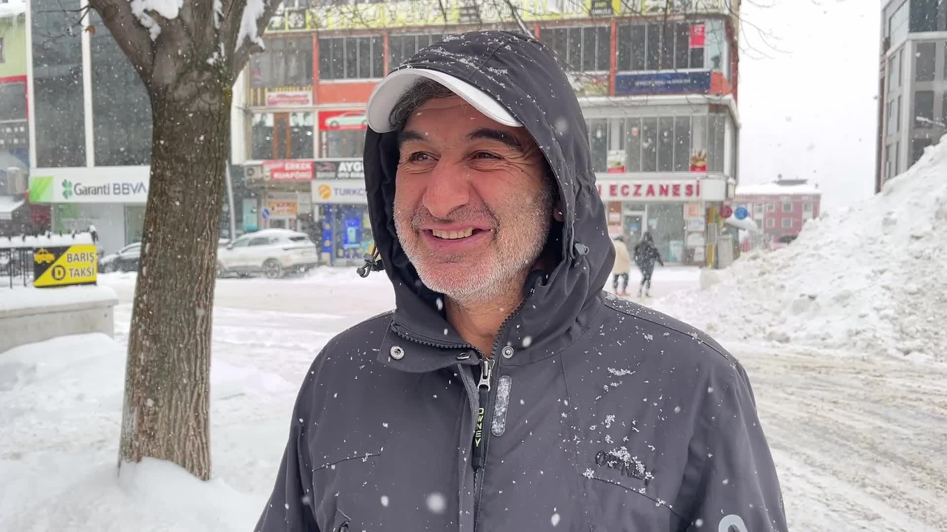 Tunceli'de kar yağışı hayatı durma noktasına getirdi... Bir yurttaş: "Artık yeter, biraz dursun"