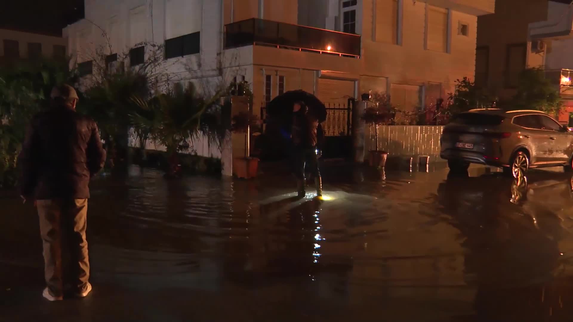 Antalya Büyükşehir Belediyesi ekiplerinden sağanak yağışta yoğun mesai