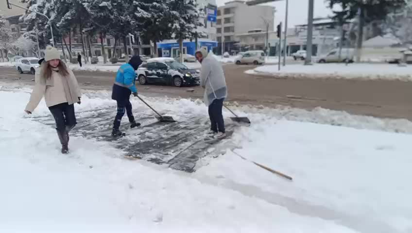Adıyaman Belediyesi’nden kesintisiz kar mesaisi