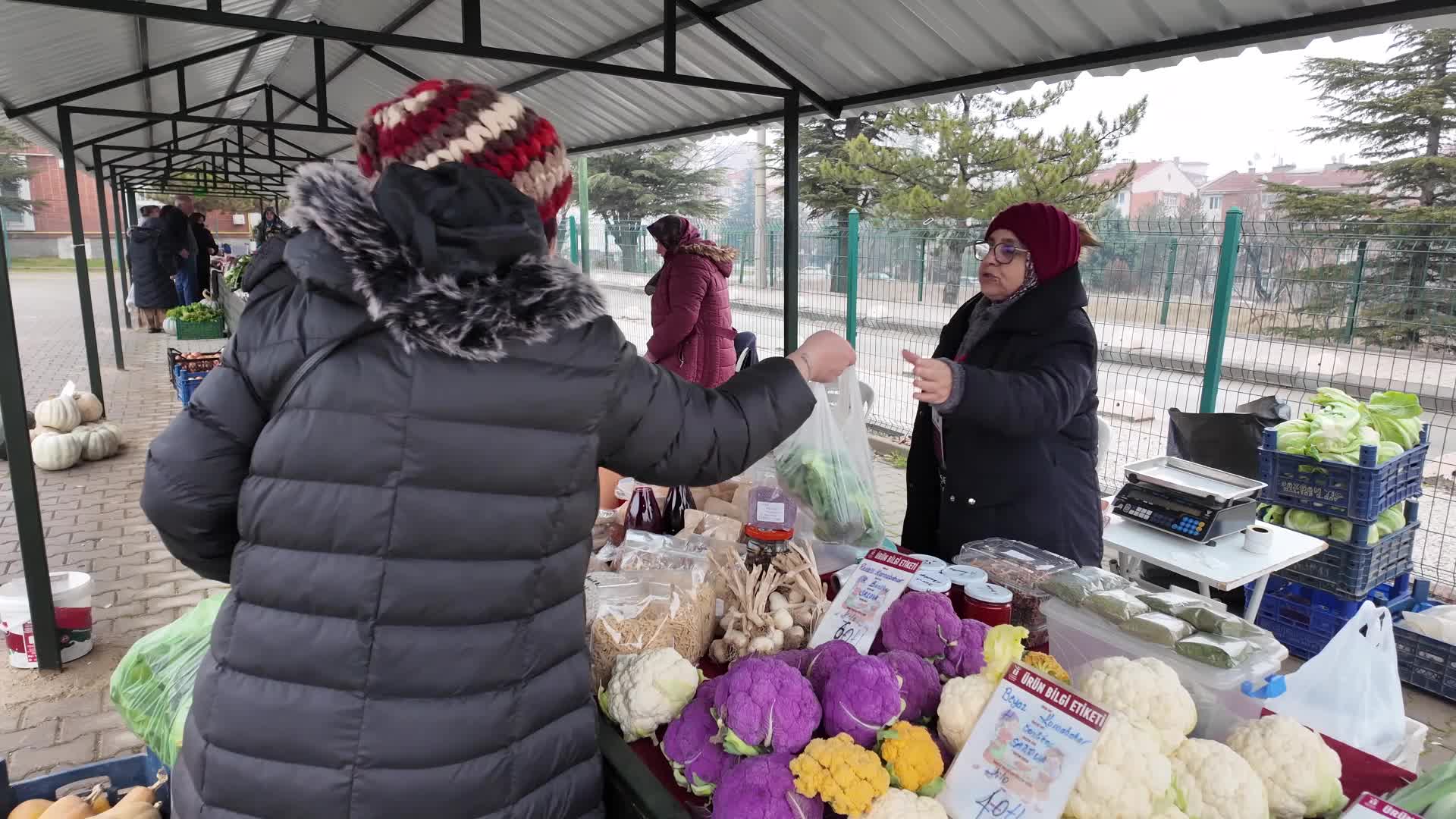 Tepebaşı'nda Kadın Üretici Ürün Satış Noktası'na yoğun ilgi