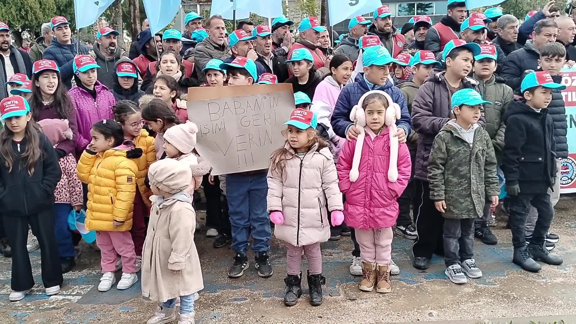 Mersin Limanı'ndan atılan işçilerin eylemi sürüyor....İşçilere ailelerinden destek: Babamın işini geri verin
