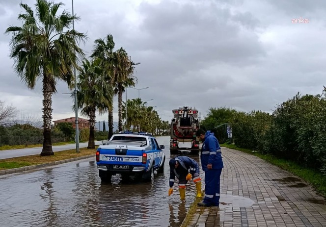 Manavgat Belediyesi ekiplerinden sağanak sonrası yoğun mesai