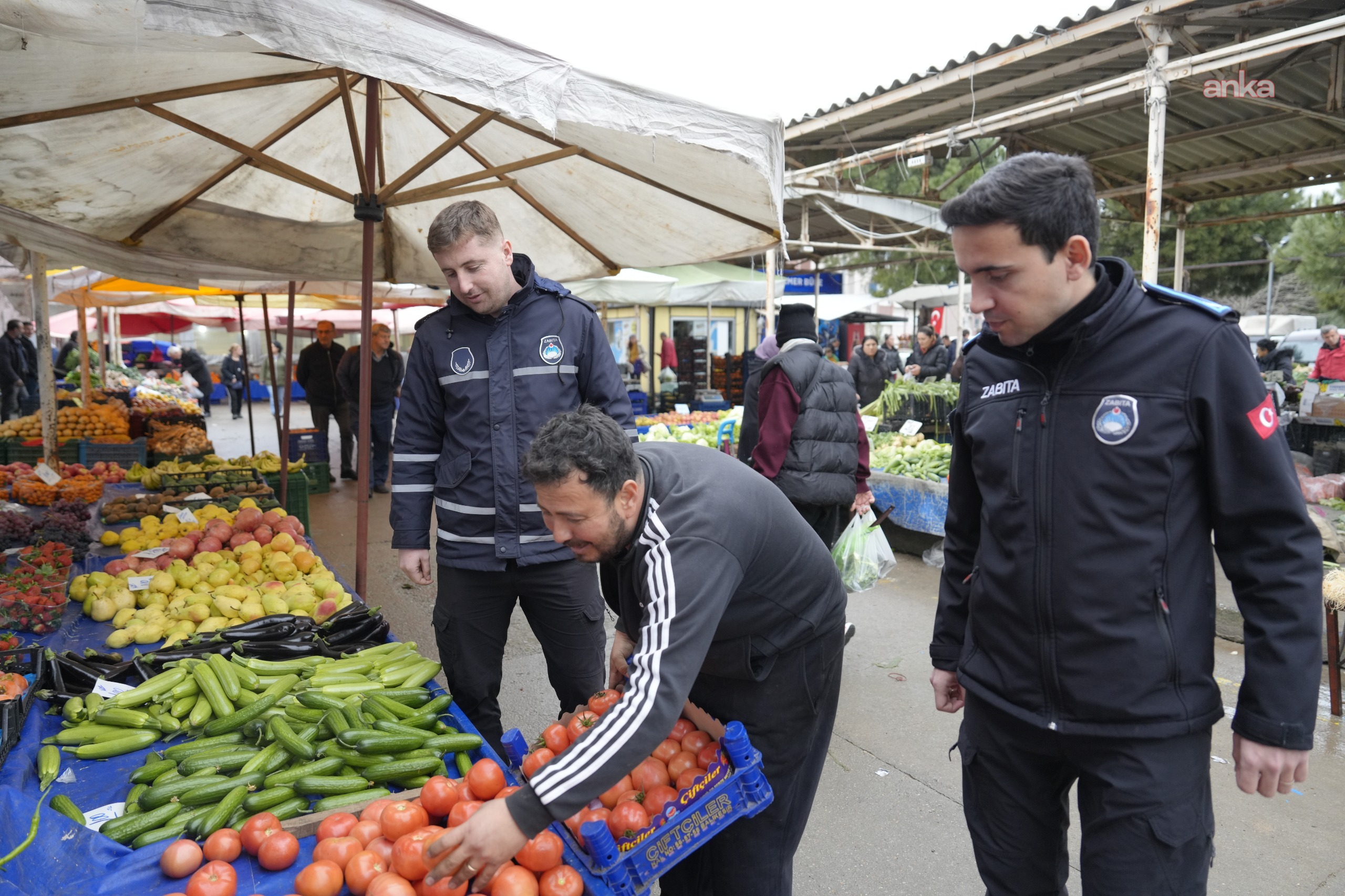 Burhaniye Belediyesi zabıta ekipleri, semt pazarlarında denetimlerini sürdürüyor