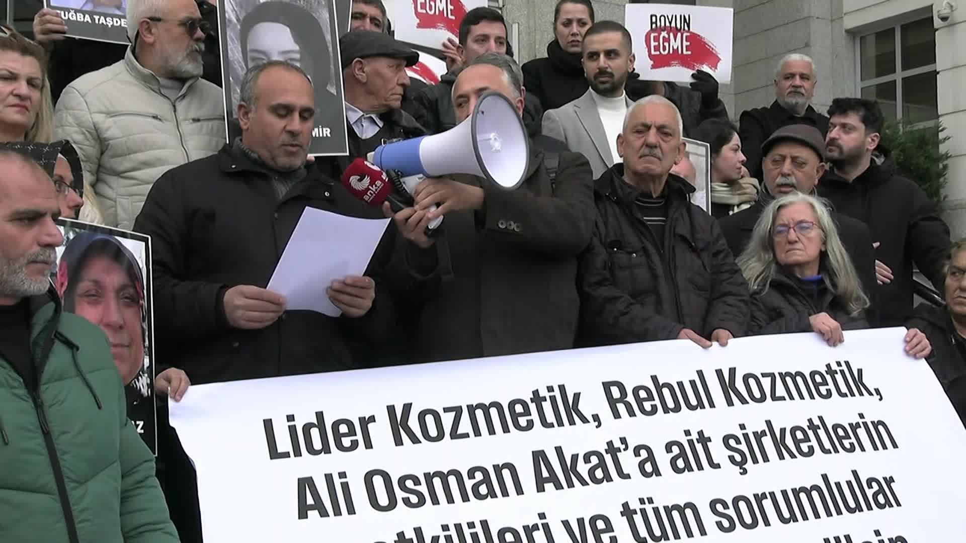 "Dilovası İşçi Katliamı Aileleri" adalet talebini Gebze Adliyesi önünden yineledi... "76 gündür bir arpa yol ilerlemedi. Hala suçlular ellerini, kollarını sallayarak dışarıda dolaşıyor"