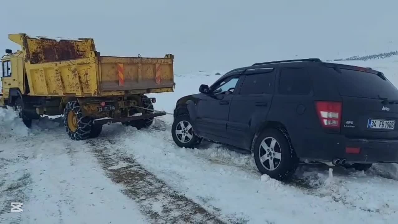 Elazığ'da yoğun kar yağışı nedeni ile 259 köy yolu ulaşıma kapandı