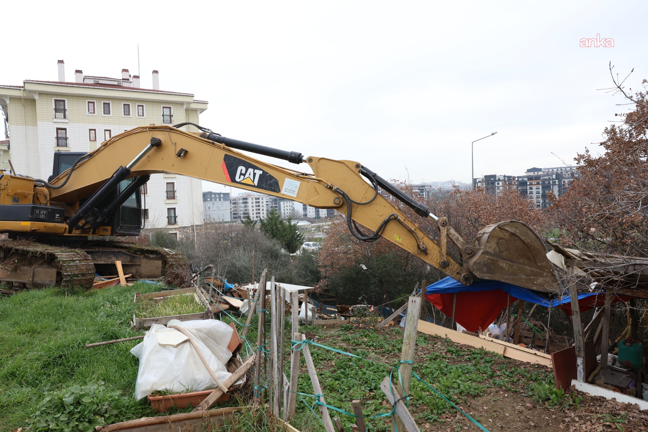 Nilüfer Belediyesi, Balkan Mahallesi’ndeki kaçak barakaları yıktı