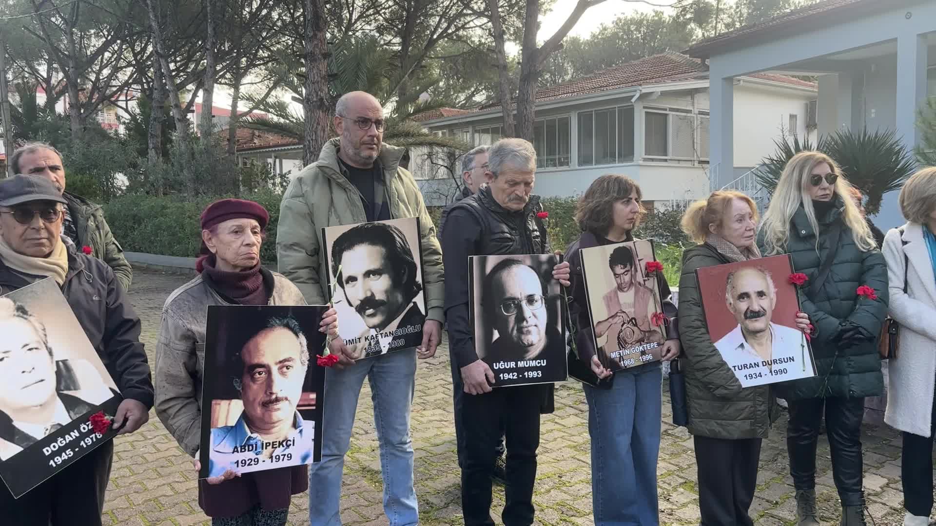 Uğur Mumcu, Ayvalık'taki evinin önünde anıldı