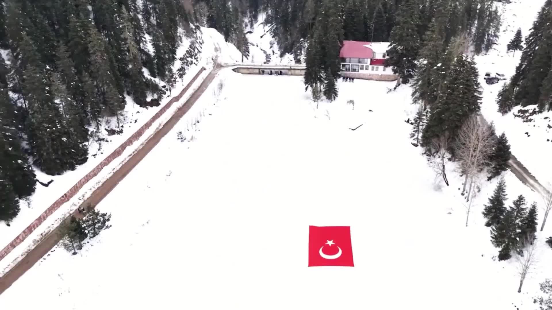 Sinop Ayancık'ta buz tutan Akgöl’de ay yıldızlı mesaj