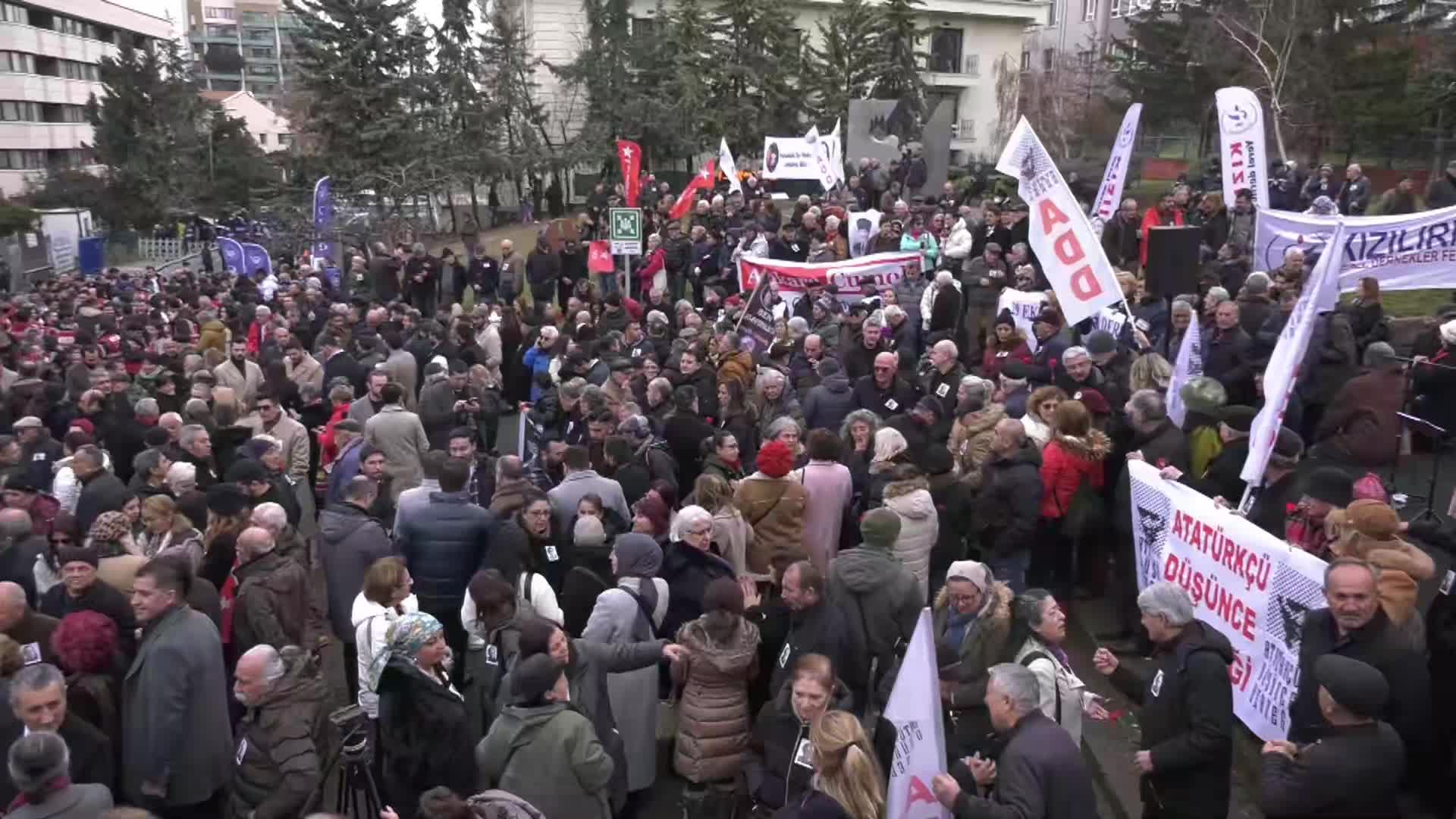 Uğur Mumcu, 33 yıl önce katledildiği evinin önünde düzenlenen törenle anıldı... Özgür Özel: "O çekilmeyen tuğlalardan hala karşımızda bir duvar örülü"