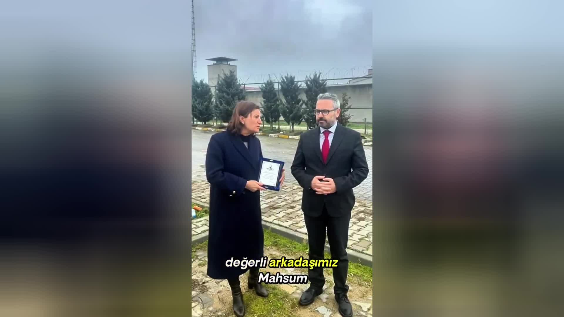 Osman Kavala'ya "2026 İnsan Hakları ve Özgürlük Ödülü"... Türkan Elçi: "Dört ayaklı minarenin altından getirdiğimiz selamları dört duvarın ardına iletiyoruz"