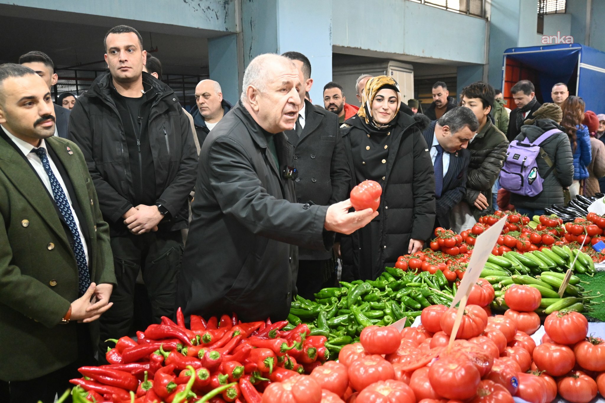 Ümit Özdağ'dan Küçükçekmece'de pazar ziyareti: Bu adaletsiz düzeni değiştireceğiz