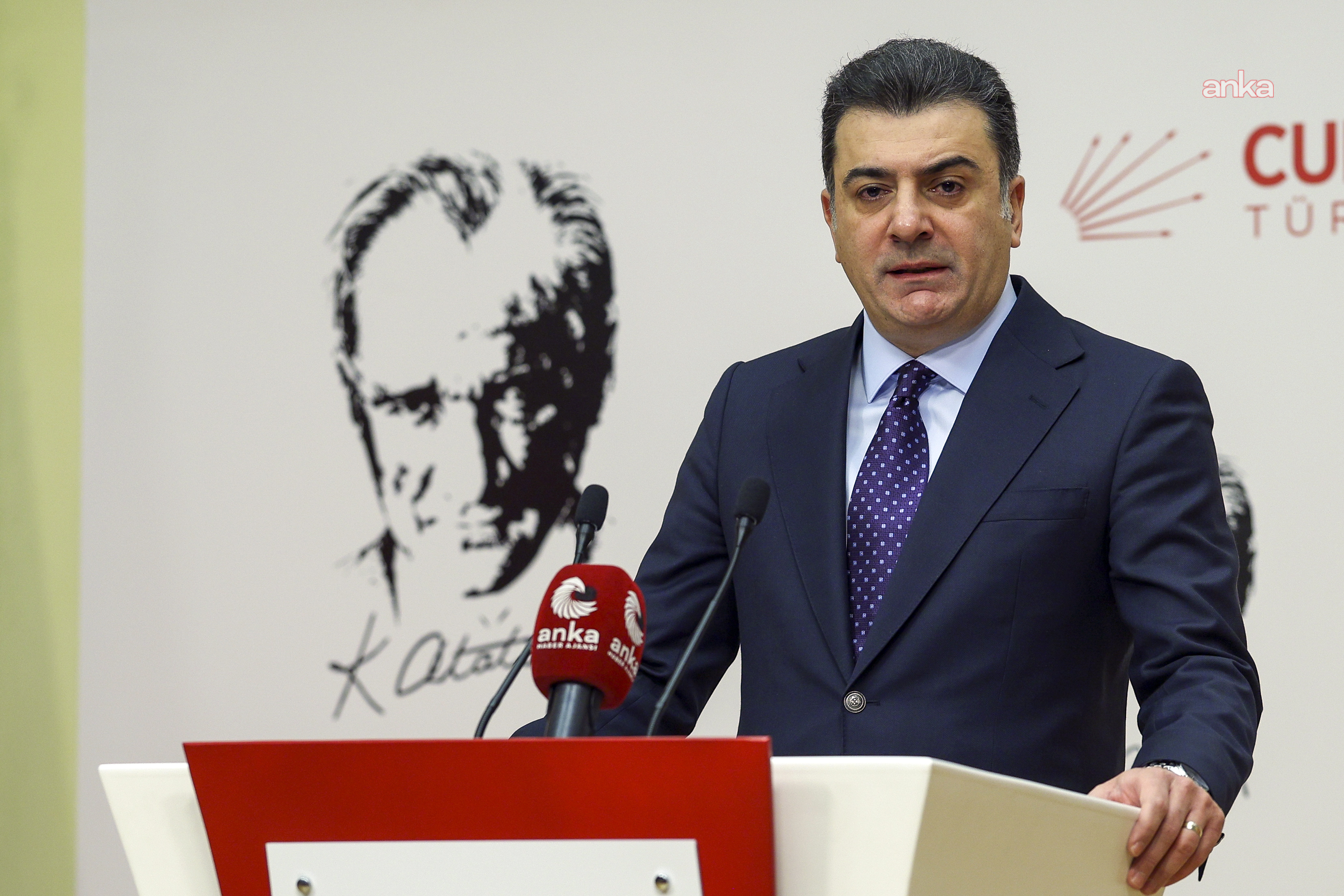 CHP Sözcüsü Emre'den Bakan Kurum'a: Bitirdiğiniz evler için 'boş senet' dayatıyorsunuz. Bu eser siyaseti değil, düpedüz tefeci siyasetidir