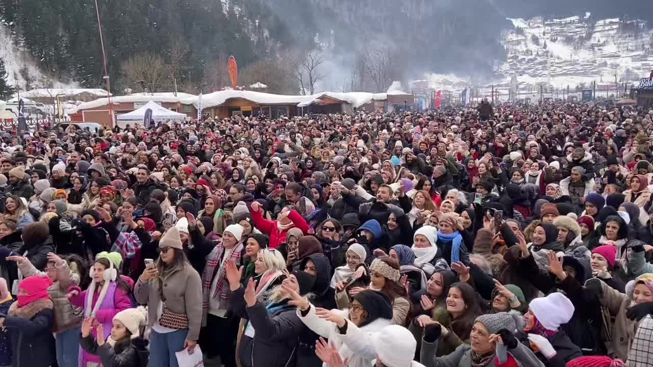 Uzungöl Kış Festivali'nde horon halkası rekoru denemesi yapıldı