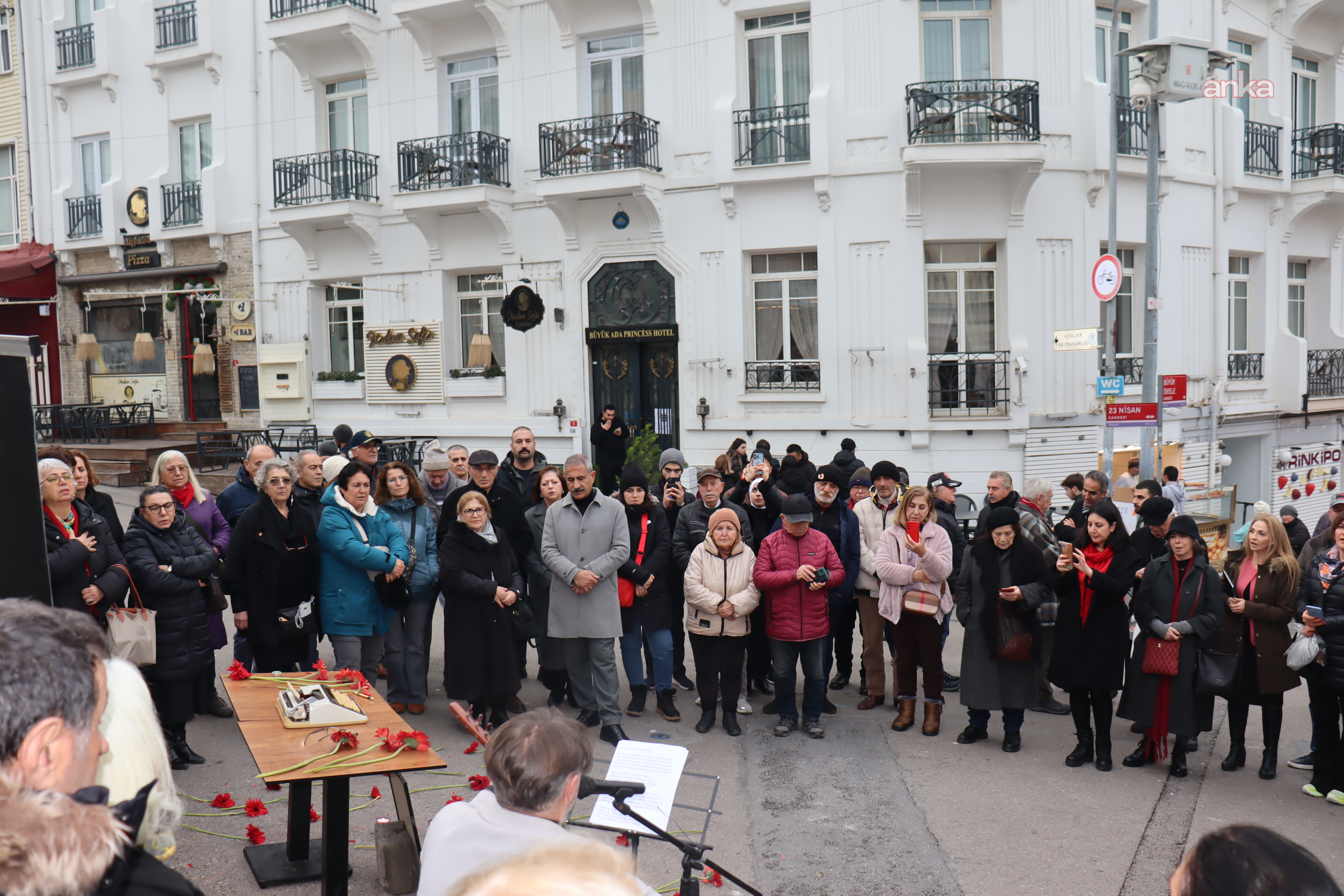 Büyükada'da Uğur Mumcu anması... Adalar Belediye Başkanı Akpolat: "Onu anmak, demokrasiyi, hukuku ve halkın onurunu savunma sorumluluğunu üstlenmektir"