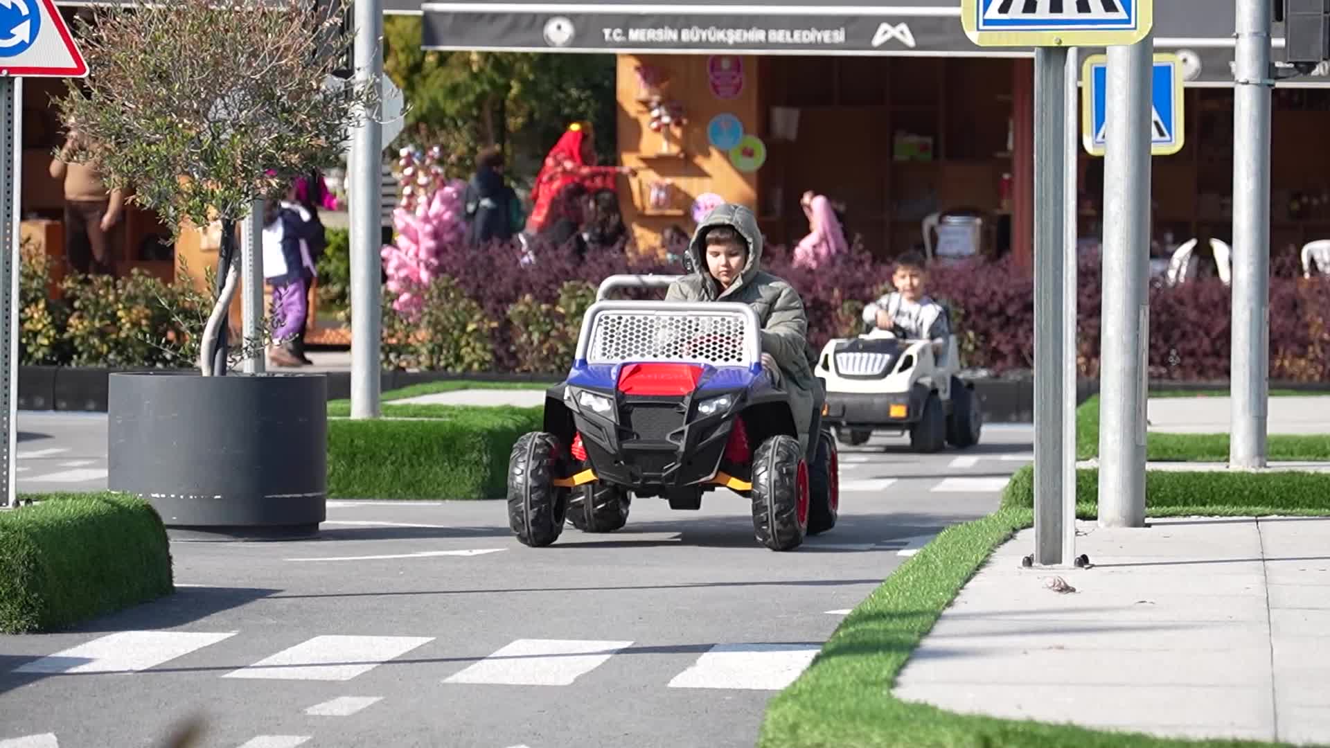 Mersin Büyükşehir Belediyesi'nin Trafik Parkı'na çocuklardan yoğun ilgi