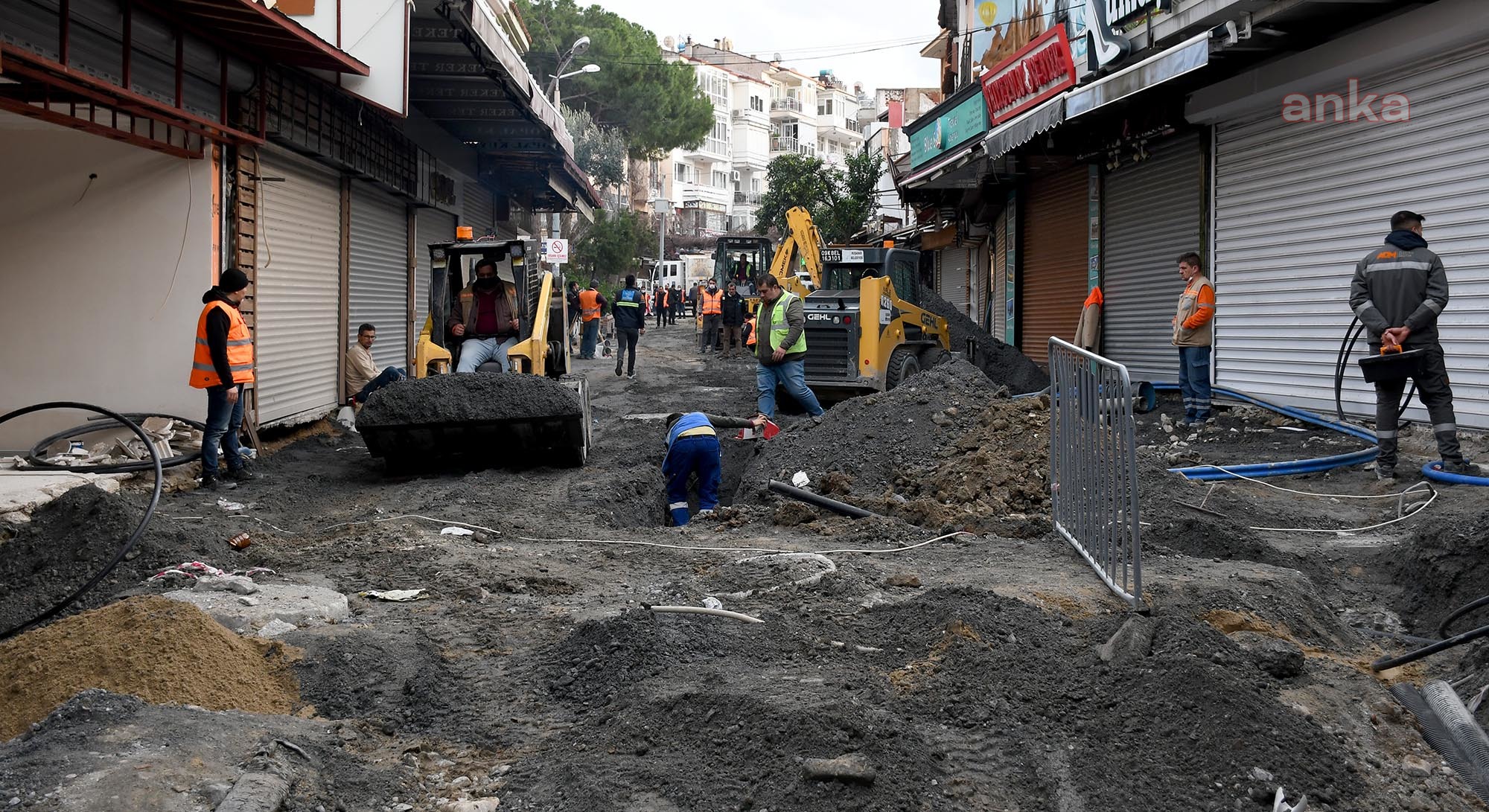 KUŞADASI ÇARŞILARINDA YENİLEME ÇALIŞMALARI DÖRT KOLDAN SÜRDÜRÜLÜYOR