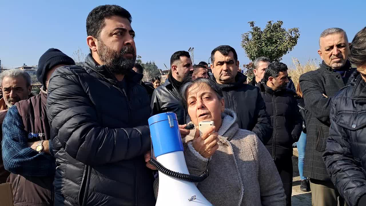Hatay'ın Defne ilçesinde günlerdir yaşanan elektrik kesintisine mahalle halkı isyan etti: "Bu ayrımcılık niye? Elektrik kesintilerinin son bulmasını istiyoruz"