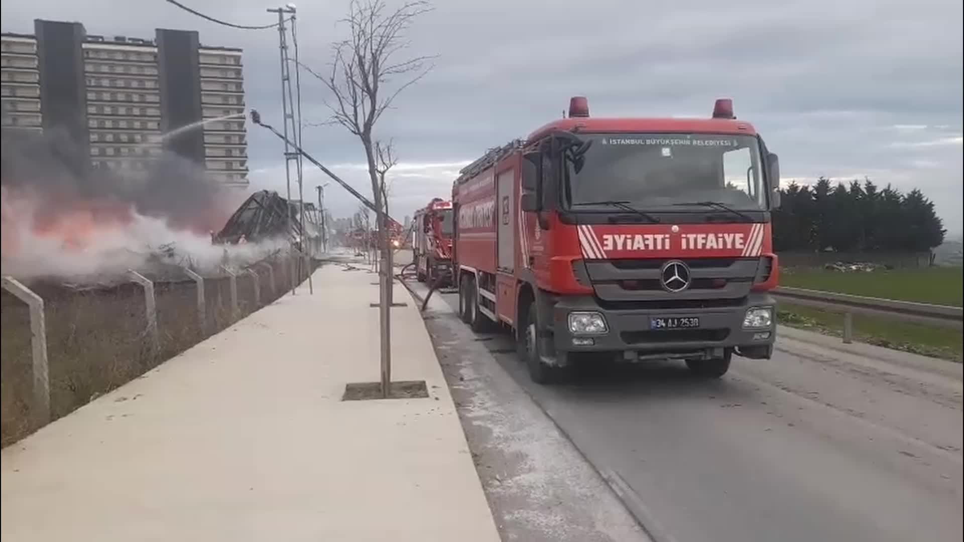 Büyükçekmece'de bir fabrikada palet ve plastik kasa yangını