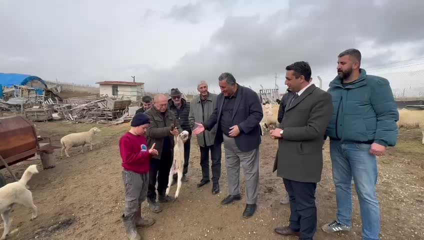CHP'li Gürer'in dinlediği besici: "Yem fiyatları pahalı. Gücümüz yetmiyor. Köyde 20 aile hayvancılık yapıyordu, şimdi 5–6’ya düştü"