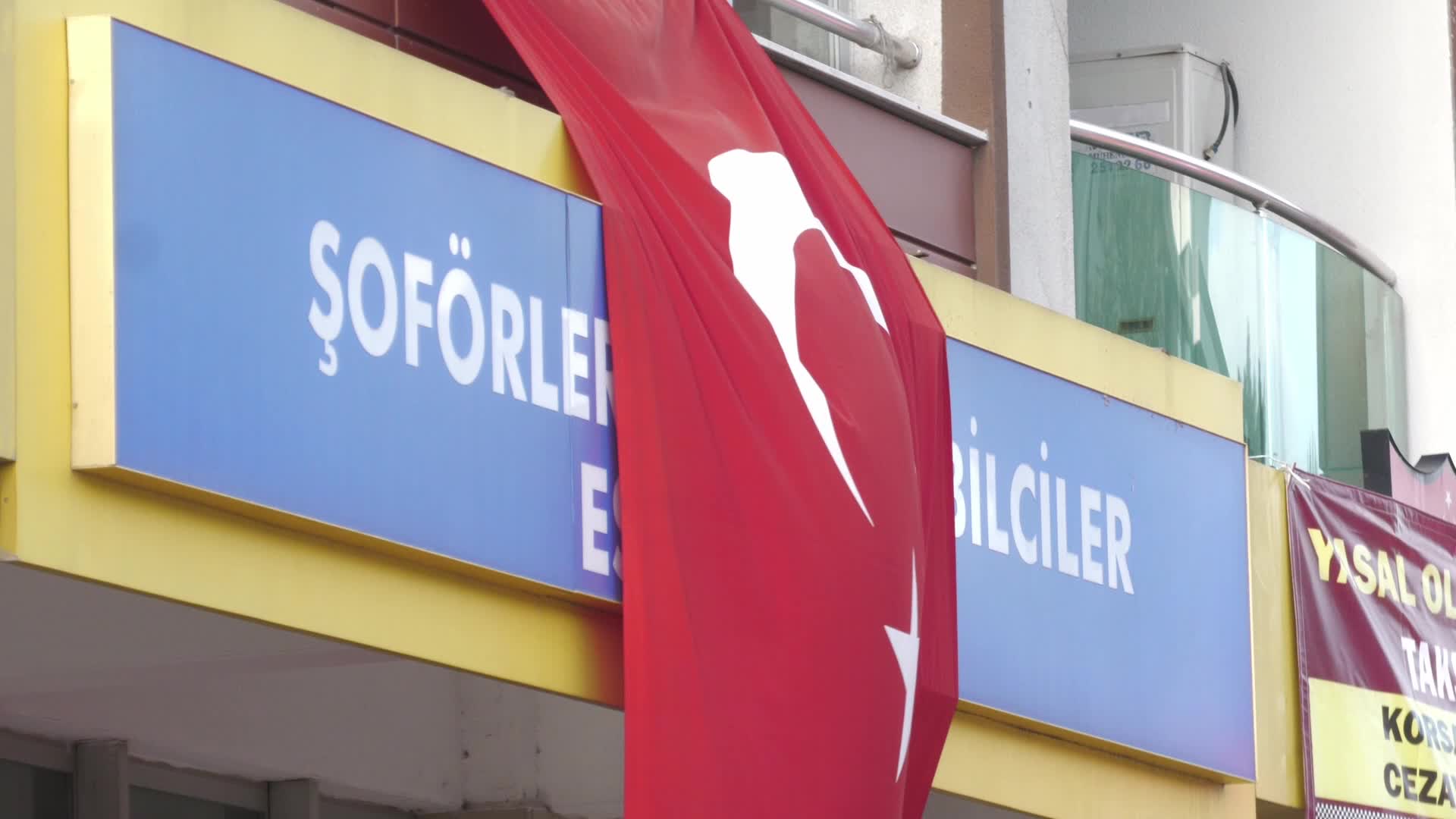 İzmir’de taksiciler Türk bayraklarıyla iş başı yaptı… İzmir Şoförler ve Otomobilciler Esnaf Odası Başkanı Özkan: Al bayrağımız gönderden inmeyecek